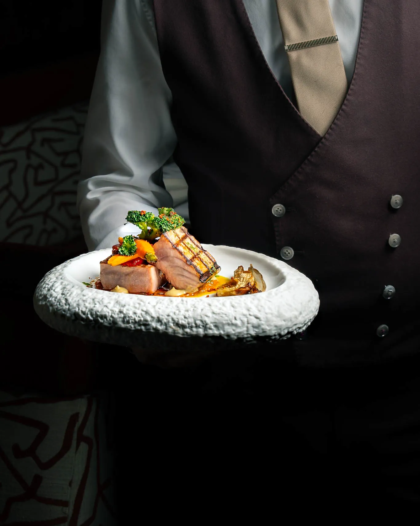 Een gerecht, geserveerd op een stenen bord
