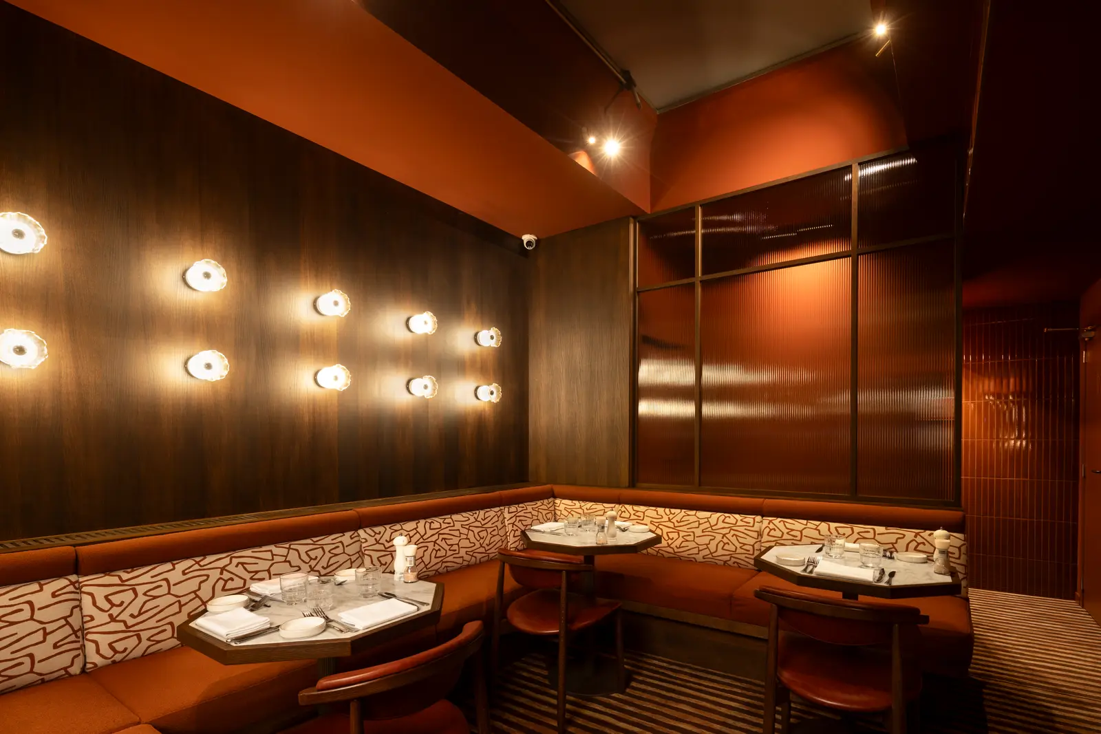 A corner with benches in the dining room at Faucher