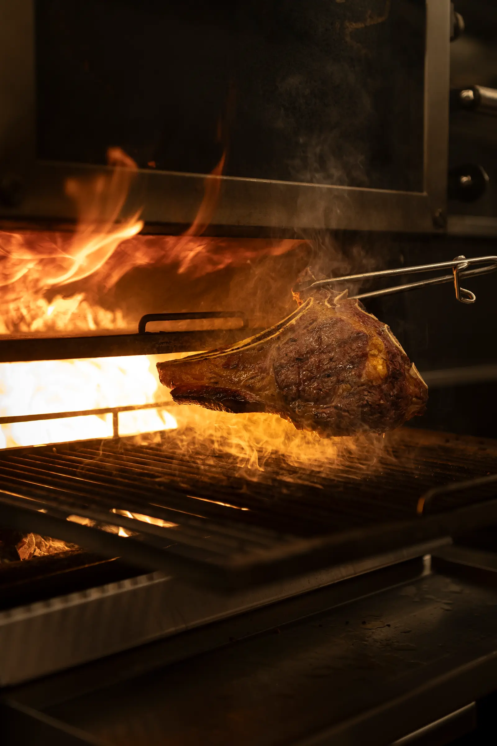 Boeuf sur l'os sur le gril au charbon de bois